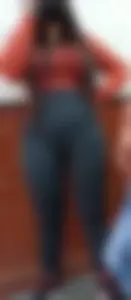Joven Milf en leggins con tremendas tetas y culo