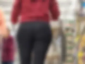Latina mom w/ phat ass in leggings