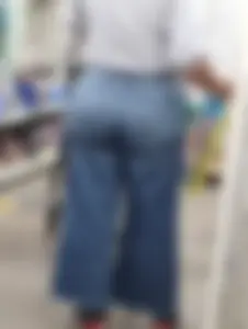 Big Ass Latina Milf Shopping in jeans