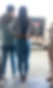 Linda mujer en jeans ajustados