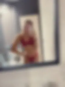 Leaked hot selfies of a girl with awesome long legs