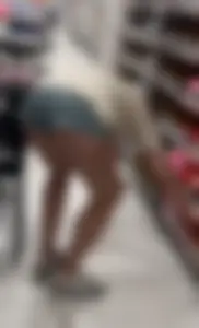2 brunettes in shorts