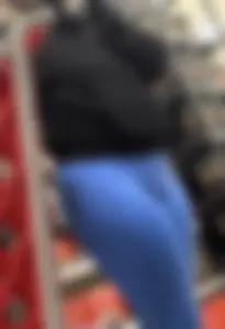 Pawg in blue leggings
