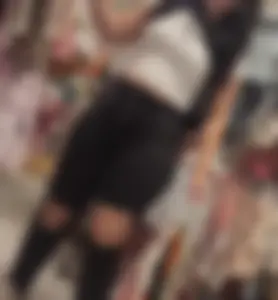 Thick Latina MILF shows off dumpy in black jeans