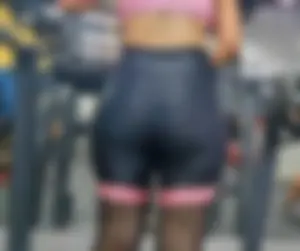 Pawg in shiny leggings at the gym