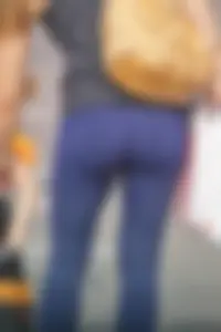 Milf with a great ass in tight blue leggings