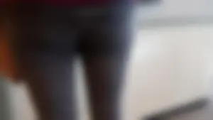 Nice ass checking out in leggings at a grocery store
