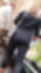 Another nice ass at the grocery store
