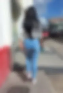 Linda mujer en jeans ajustados