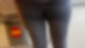 Nice ass checking out in leggings at a grocery store