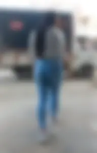 Linda mujer en jeans ajustados