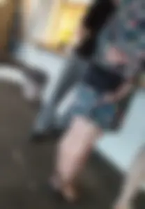 Stocky candid milf's legs and feet in high-heeled sandals creepshots