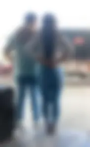 Linda mujer en jeans ajustados