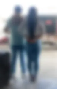 Linda mujer en jeans ajustados