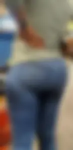 Ebony Milf Bubble Butt Wrapped in Jeans