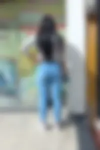 Linda mujer en jeans ajustados