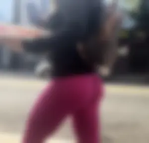 Jiggly Buttle butt in bright pink gym leggings