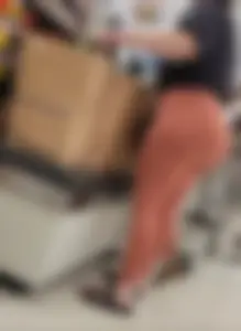 Pawg stretching those leggings