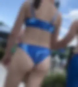 Cheeky bubble butt in bikini picks wedgie