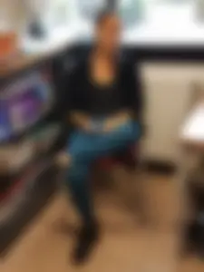 Office lady in tight jeans with vpl