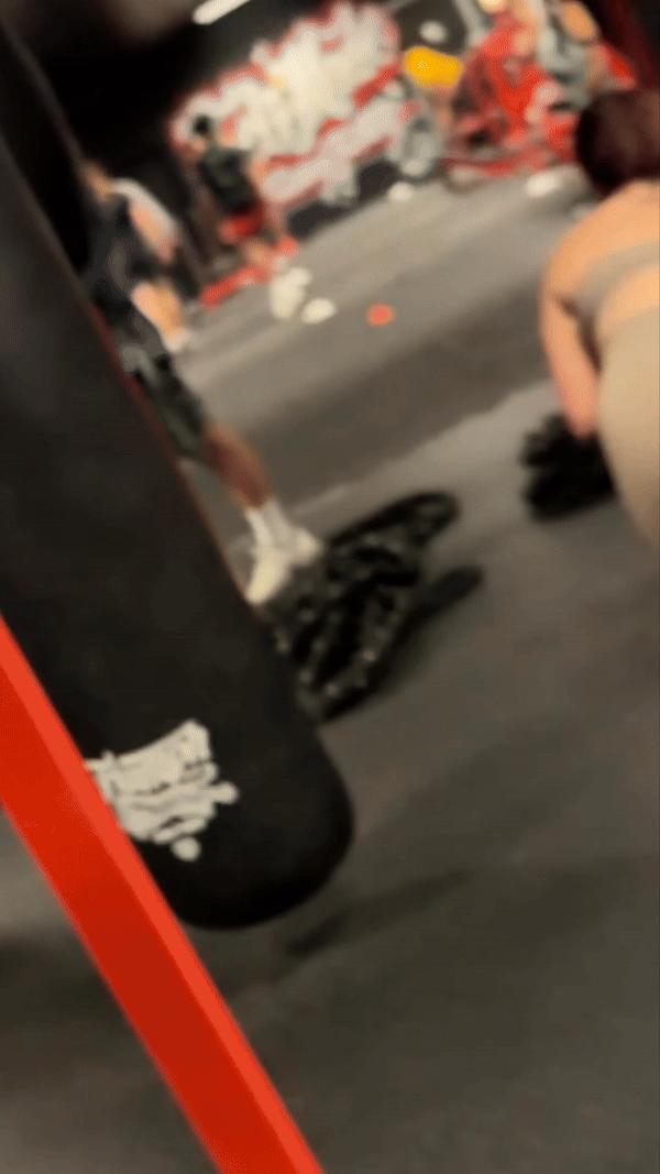 Fat Cameltoe at the gym!