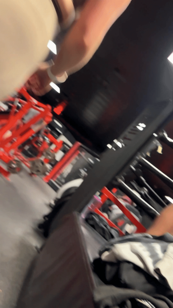 Fat Cameltoe at the gym!