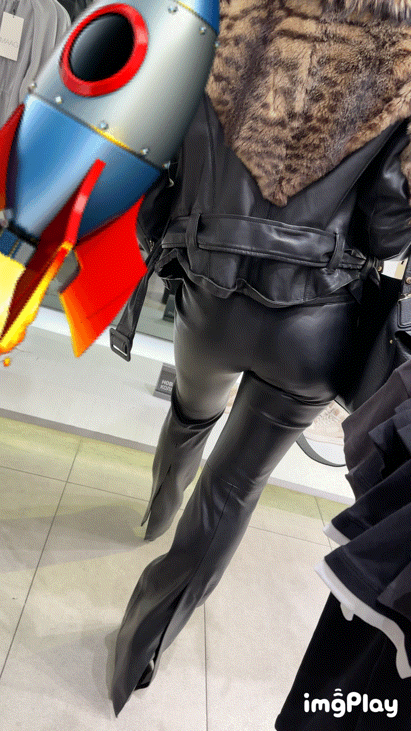 (OC) SQUAT GIFs Pretty MILF Christmas Tree In Leather Pants