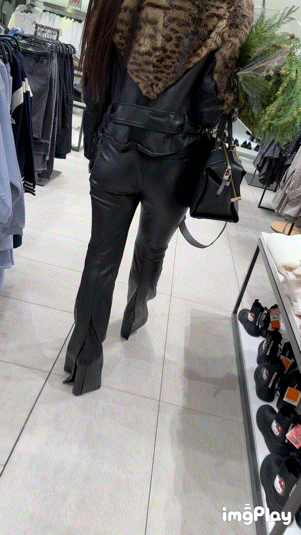 (OC) SQUAT GIFs Pretty MILF Christmas Tree In Leather Pants