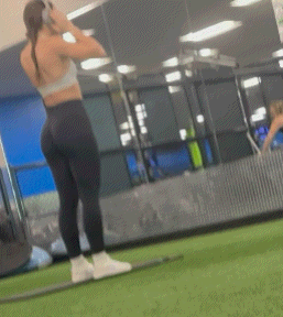 Latina with nice ass in leggings at the gym