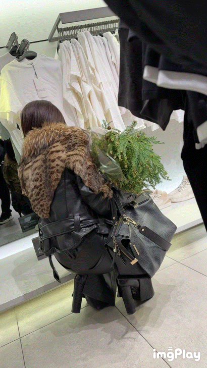 (OC) SQUAT GIFs Pretty MILF Christmas Tree In Leather Pants