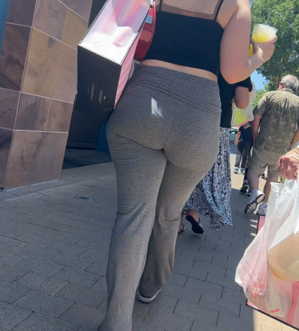 Jiggly pawg with her pawg mother (OC)