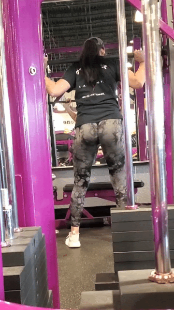 Gym crush finally gets on squat rack in front of me!