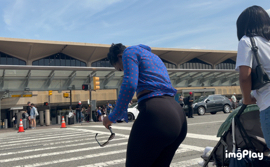 Black Queen with the YAMS in leggings at the airport ( OC , GIFs)