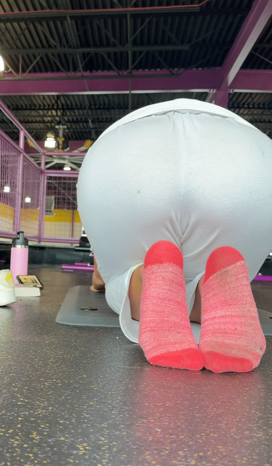 Gym ass in sweats & socks (close up)