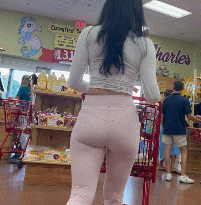 Jiggly booty latina in light pink lulu’s (OC)