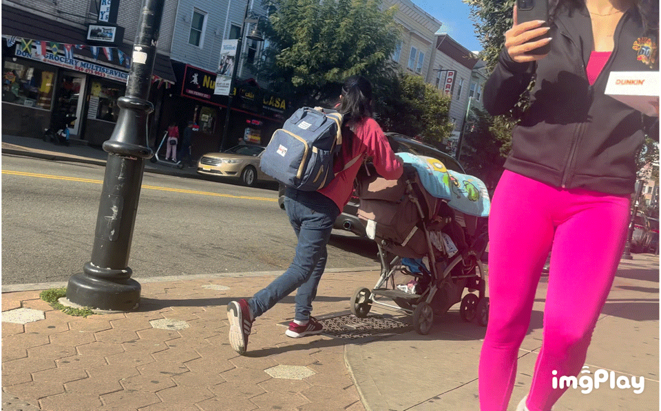 Jiggly Buttle butt in bright pink gym leggings