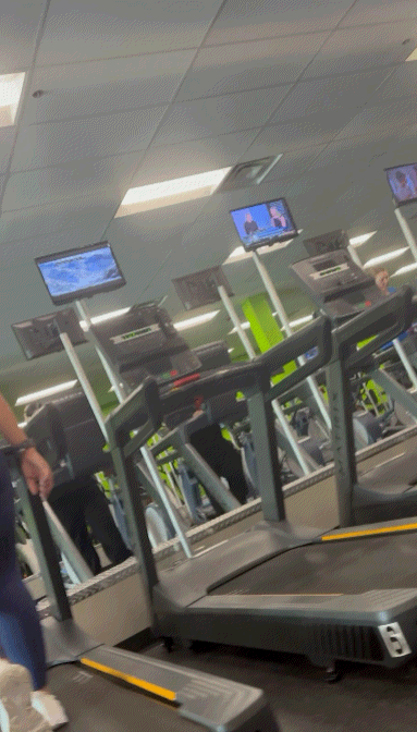 Latina with nice ass in leggings at the gym