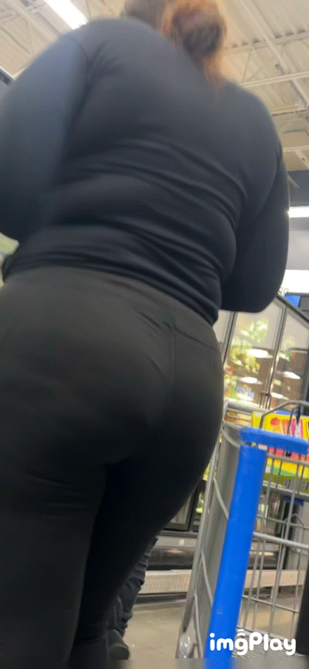 Chic magically reveals VPL with a sweet deep bendover‼️