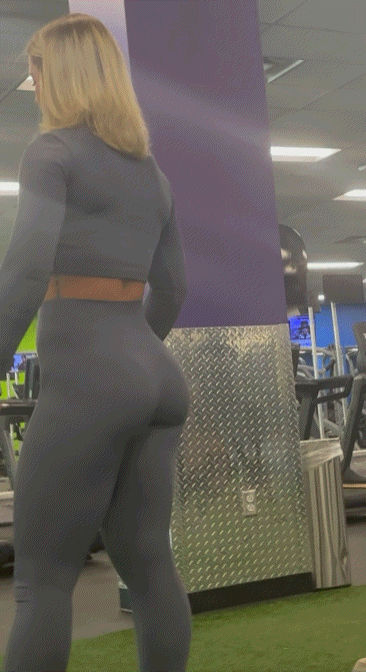Latina with nice ass in leggings at the gym