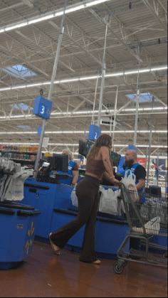 Slim thicc Walmart babe