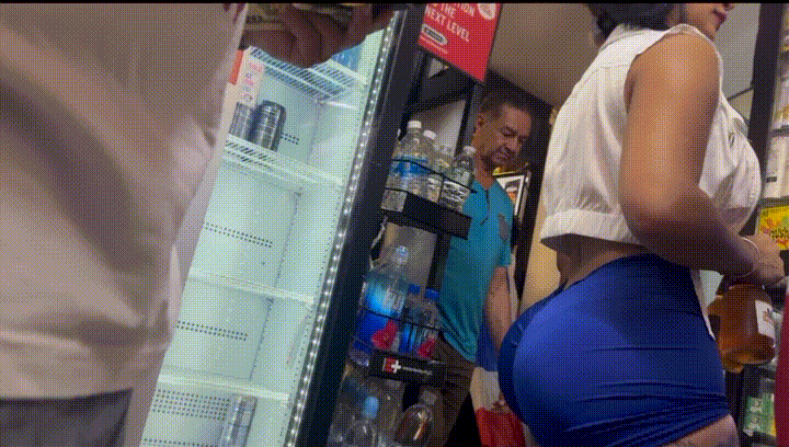Dominican Parade Fat Ass Latina in blue leggings (OC)