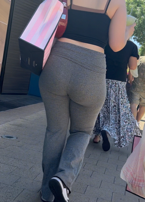 Jiggly pawg with her pawg mother (OC)