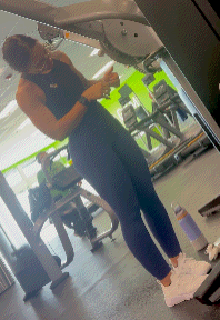 Latina with nice ass in leggings at the gym