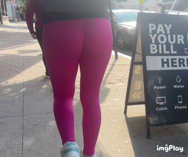 Jiggly Buttle butt in bright pink gym leggings