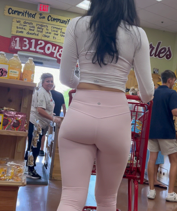Jiggly booty latina in light pink lulu’s (OC)