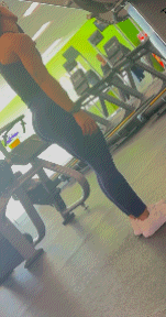 Latina with nice ass in leggings at the gym