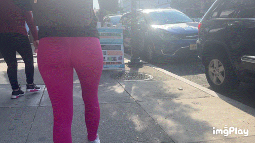 Jiggly Buttle butt in bright pink gym leggings