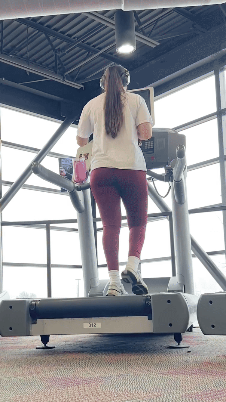 Sexy Fit Latina Tight Butt on the treadmill