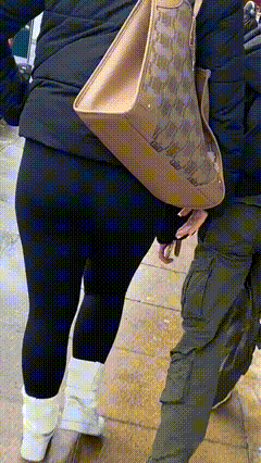 A few peaches🍑 in tight leggings, slight vpl and a jiggle