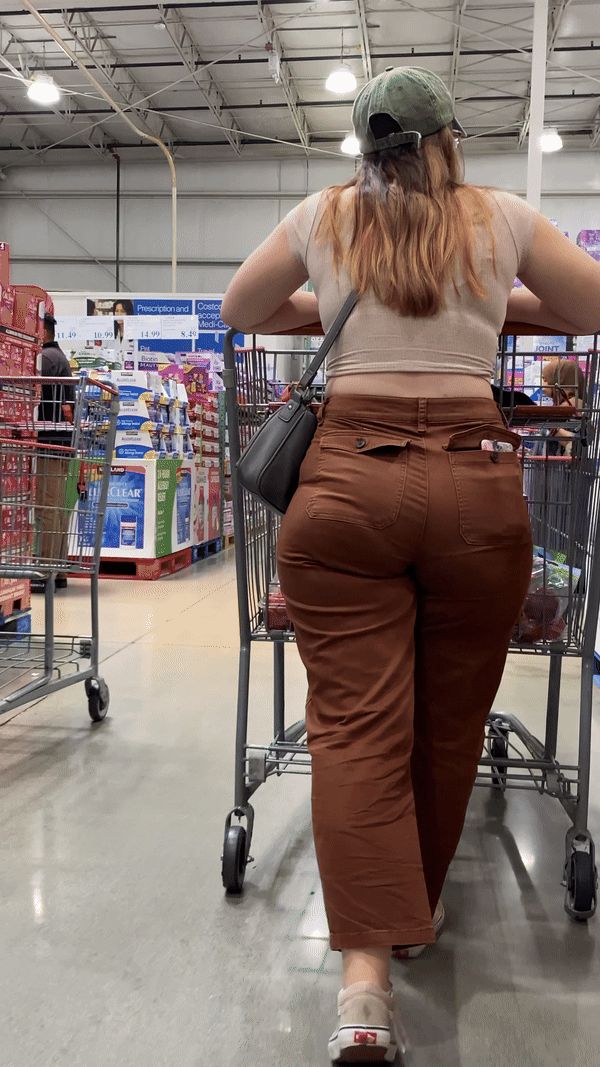 Pawg eating up them jeans